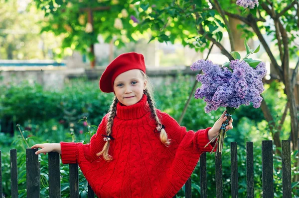 Belle Petite Fille Avec Bouquet Lilas Fille Pull Rouge Béret — Photo