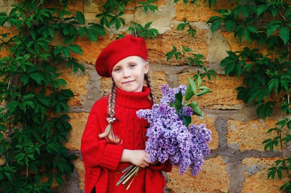 Bella Bambina Con Mazzo Lillà Ragazza Alla Moda Maglione Rosso — Foto Stock