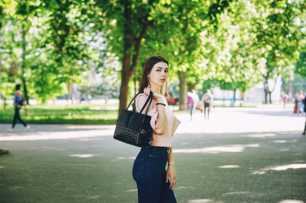 Una Joven Parque Ciudad Retrato Una Joven Sosteniendo Una Bolsa — Foto de Stock