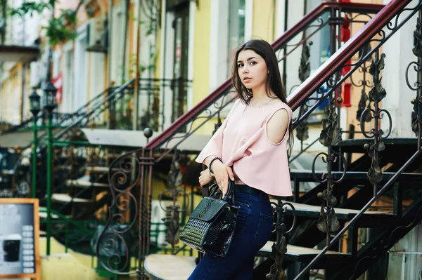 Retrato Uma Jovem Cidade Menina Jeans Blusa Nas Ruas — Fotografia de Stock