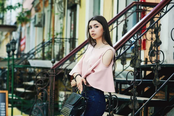 Retrato Una Joven Ciudad Chica Jeans Blusa Las Calles — Foto de Stock