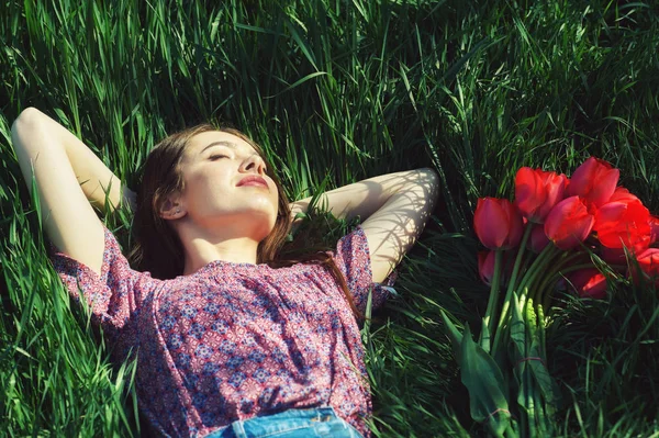 Portret Van Een Jonge Vrouw Liggend Het Gras Meisje Rusten — Stockfoto