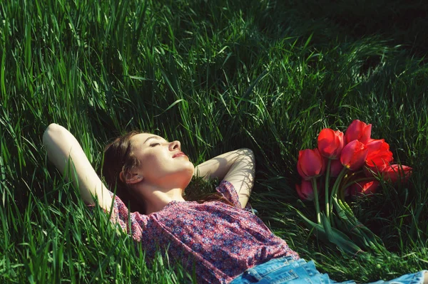 一个年轻女子躺在草地上的肖像 女孩在公园休息 — 图库照片