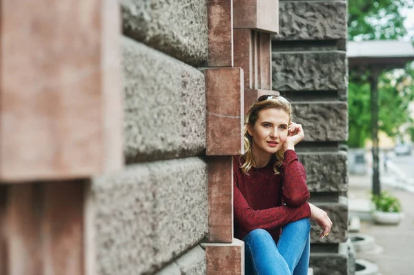 Een Jonge Vrouw Een Stad Straat Stijlvolle Dame Jeans Bourgondische — Stockfoto