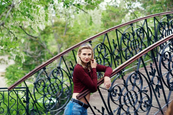 Woman City Park Young Woman Sweater Jeans — Stock Photo, Image