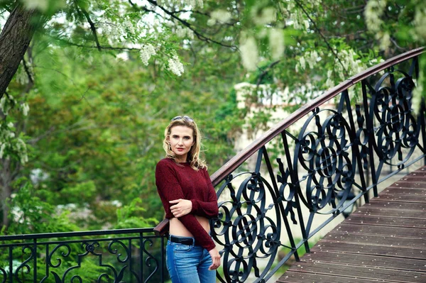 Woman City Park Young Woman Sweater Jeans — Stock Photo, Image