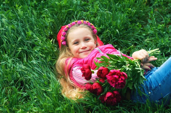 Ritratto Bambina Con Mazzo Peonie Nel Parco — Foto Stock