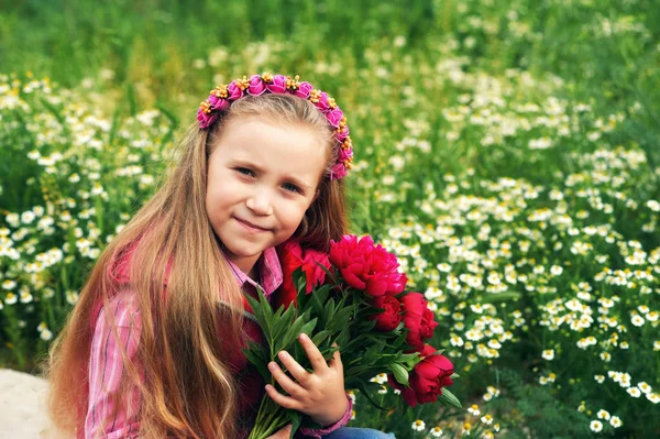 Ritratto Bambina Con Mazzo Peonie Nel Parco — Foto Stock