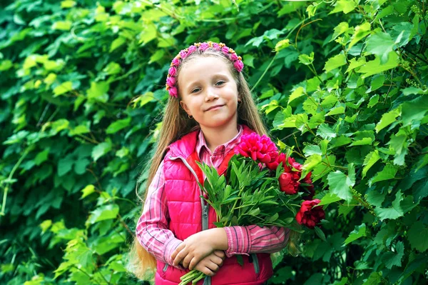 Ritratto Una Bella Bambina Con Mazzo Peonie Nel Parco — Foto Stock