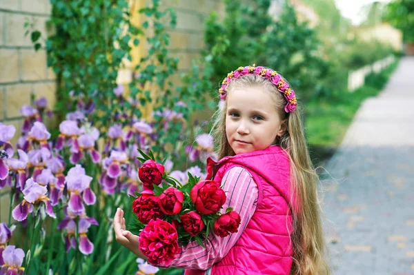 Ritratto Una Bella Bambina Con Mazzo Peonie — Foto Stock