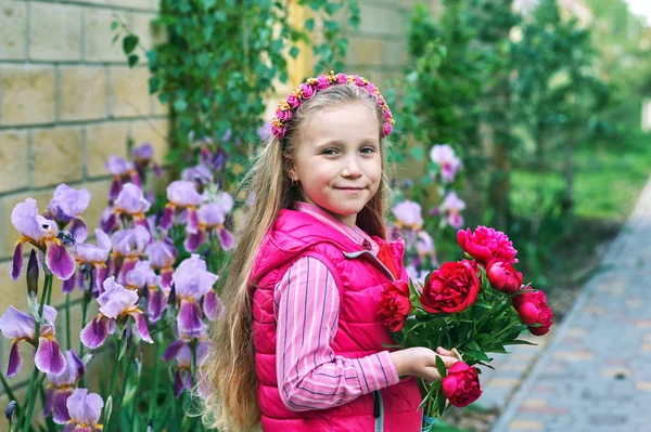 Ritratto Una Bella Bambina Con Mazzo Peonie — Foto Stock