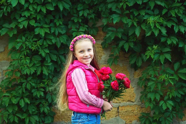 Ritratto Una Bella Bambina Con Mazzo Peonie — Foto Stock