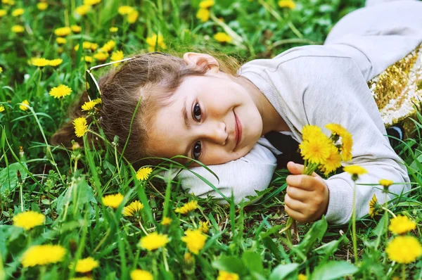 Bambina Con Denti Leone Ragazza Divertente Sull Erba — Foto Stock