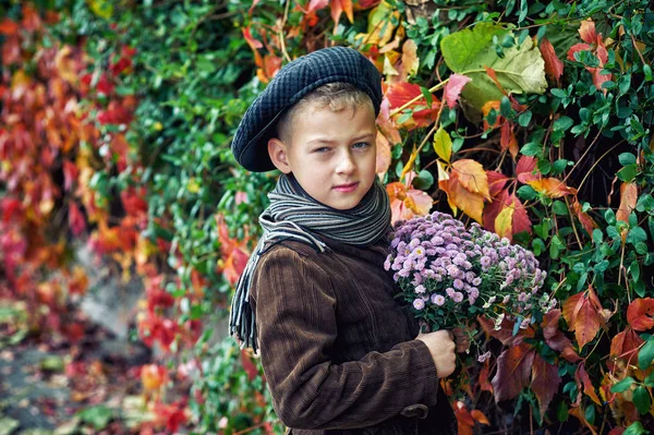 Ritratto Ragazzo Con Bouquet Fiori Autunnali Bambino Tiene Crisantemo — Foto Stock