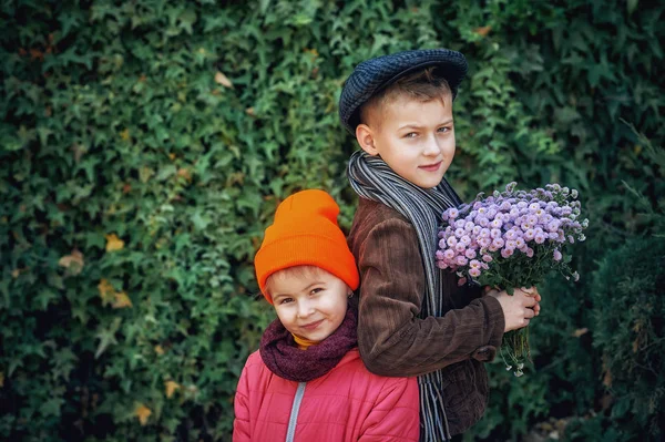 Retrato Niños Felices Paseo Otoño Niños Con Ramo Crisantemos — Foto de Stock