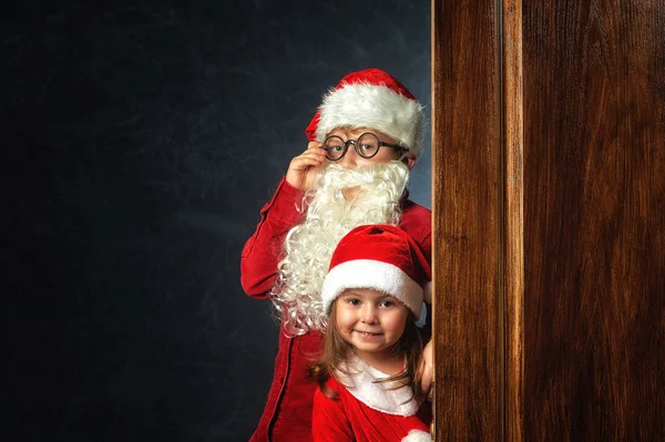 Niños Felices Los Trajes Navidad Sobre Fondo Oscuro Niños Esperando — Foto de Stock