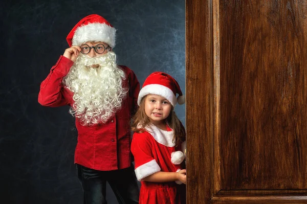 Ευτυχισμένα Παιδιά Χριστουγεννιάτικα Ρούχα Σκούρο Φόντο Παιδιά Που Περιμένουν Χριστούγεννα — Φωτογραφία Αρχείου
