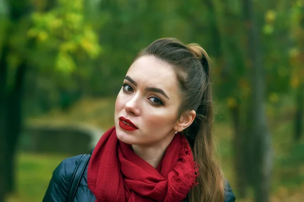 Retrato Una Joven Hermosa Mujer Parque Otoño Chica Bufanda Roja —  Fotos de Stock