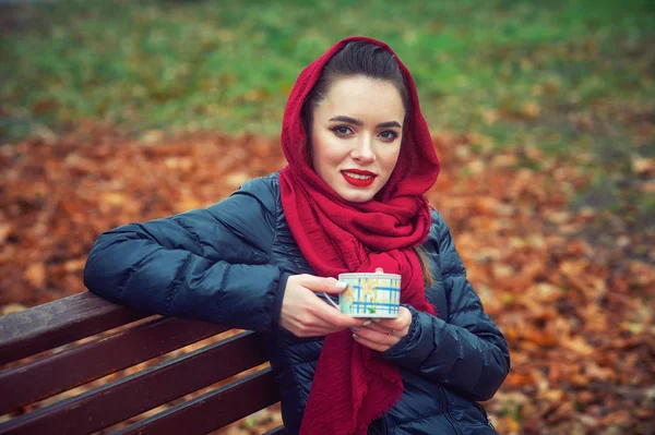 Ritratto Una Giovane Donna Felice Con Una Coppa Nel Parco — Foto Stock