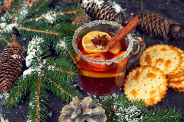 Noel sıcak içeceği. Karanlık bir masada meyveli şarap. .