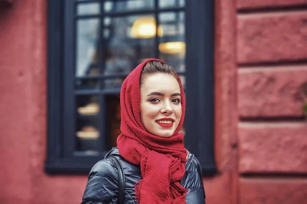 Sonbahar Şehrinde Genç Bir Kadının Açık Hava Portresi — Stok fotoğraf