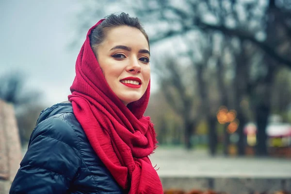 Mooie Jonge Vrouw Een Herfstwandeling Oude Stad — Stockfoto