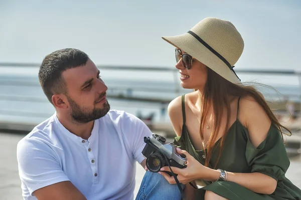 Jeune Couple Amoureux Promenade Les Jeunes Parlent Dans Ville — Photo