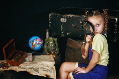 Küçük bir kız gezgin ve maceraperest rolünde