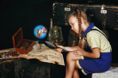 Küçük bir kız gezgin ve maceraperest rolünde