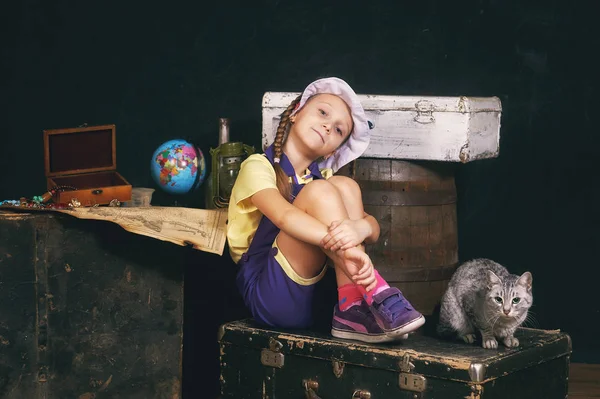 Uma Menina Joga Viajante Aventureiro — Fotografia de Stock