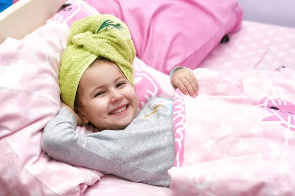 Portrait Little Girl Bed Girl Towel Her Head Getting Ready ストック画像