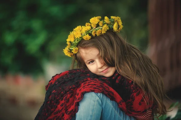 Ritratto Una Bambina Allegra Una Corona Denti Leone — Foto Stock