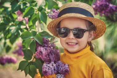 Lacivert şapkalı küçük bir kızın portresi.