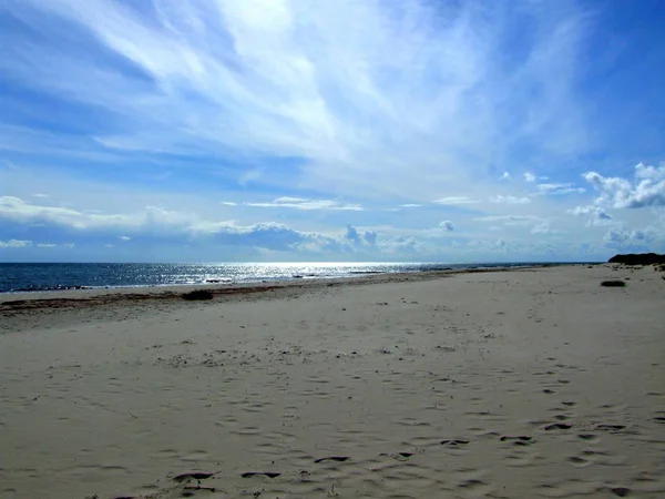 Piaszczysta plaża i błękitne niebo nad Bałtykiem. — Zdjęcie stockowe