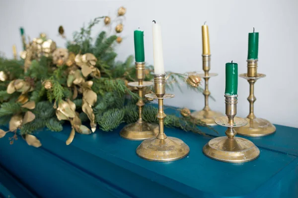 Fechar-se de velas e guirlanda de Natal embaçada — Fotografia de Stock