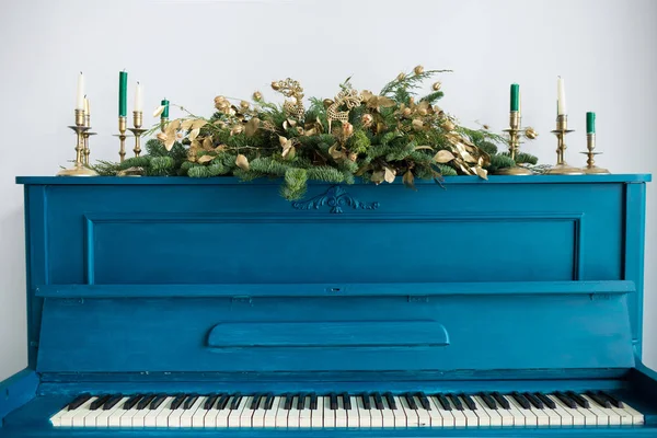 Azul pintado velho piano decorado com guirlanda de Natal — Fotografia de Stock