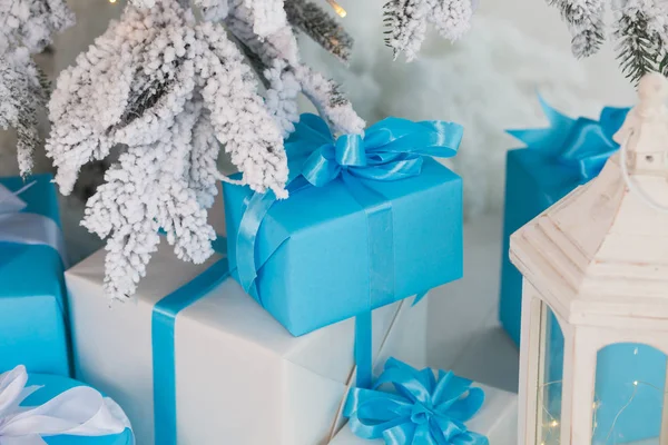 Presentes de férias em papel de embrulho branco e azul sob Christma — Fotografia de Stock