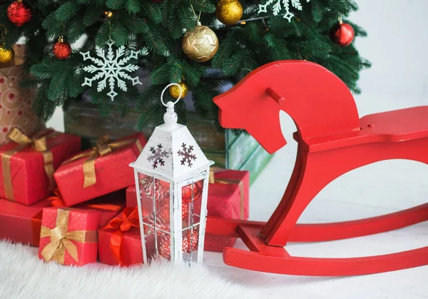 お祝いに飾られたクリスマス ツリー — ストック写真