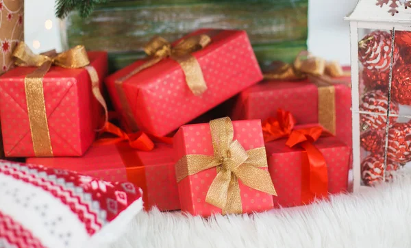 Presentes festivos sob árvore de Natal de férias — Fotografia de Stock