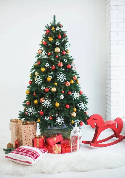 お祝いの美しく飾られたクリスマス ツリー — ストック写真