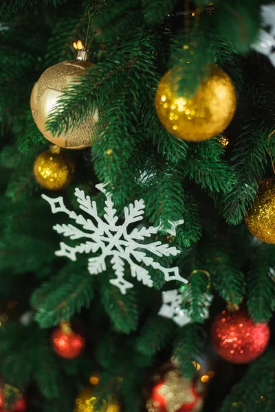 Árvore de Natal decorada com bolas douradas e vermelhas brilhantes — Fotografia de Stock