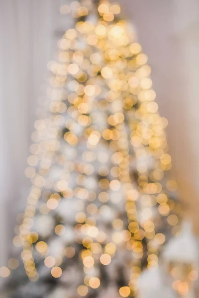 Sfocato bellissimo albero di Natale incandescente — Foto Stock