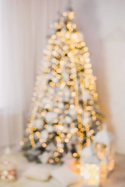 Beau sapin de Noël flou et lumineux — Photo