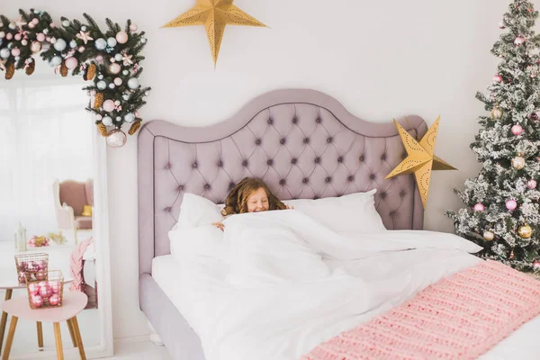 Drôle petite fille le matin de Noël — Photo