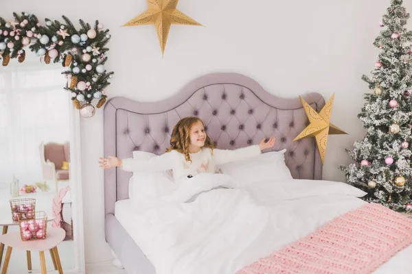 Legrační malá holčička na Štědrý den v bílé domácí interiér — Stock fotografie