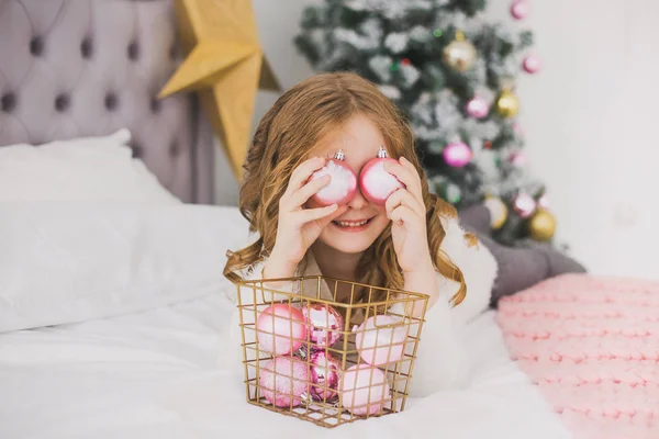 Malá holčička na Štědrý den v home interiér — Stock fotografie