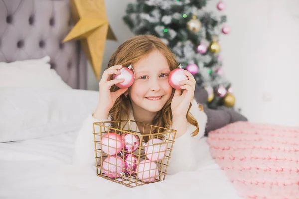 Petite fille le matin de Noël à l'intérieur de la maison — Photo