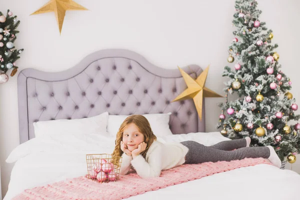 Petite fille le matin de Noël à l'intérieur de la maison — Photo