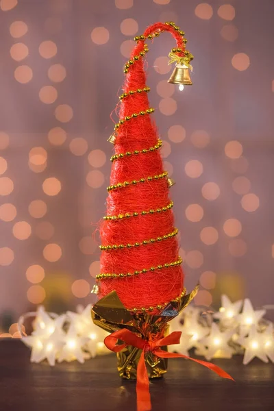 Крупним планом червоні ремесла сизаль різдвяна ялинка — стокове фото