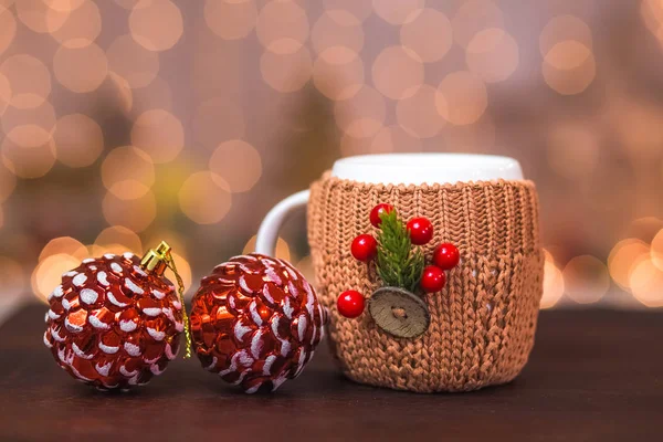 Weiße Winterschale in braunem Strickpullover — Stockfoto